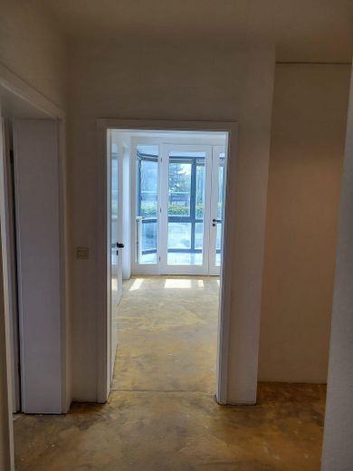 Bezpłatne dla kupującego mieszkanie 2-pokojowe z tarasem, ogrodem i garażem – Flur mit Blick auf Wohnzimmer