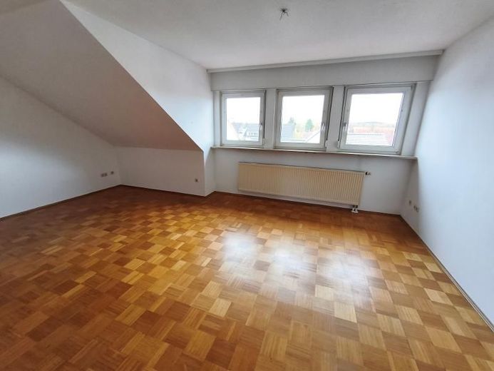 3 Zi. Wohnung (Nr. 6) im DG (2. OG) mit Balkon und Garage – Wohnzimmer Bild 1
