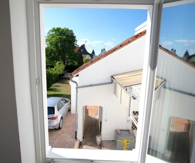 Doppelhaushälfte kernsaniert mit Wärmepumpe + Bauland mit Baugenehmigung in Dreieichenhain – Treppenhaus Ausblick Garten