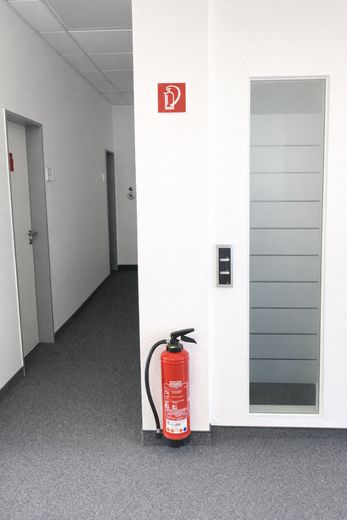 Ansprechende Büroräumlichkeiten im 1. OG – Flur Besprechungsraum Toiletten 2