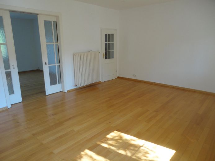 Lichtdurchflutete 4,5 Zimmerwohnung mit Balkon im oberen Göttinger Ostviertel – WZ,Schiebetür zum Esszimmer