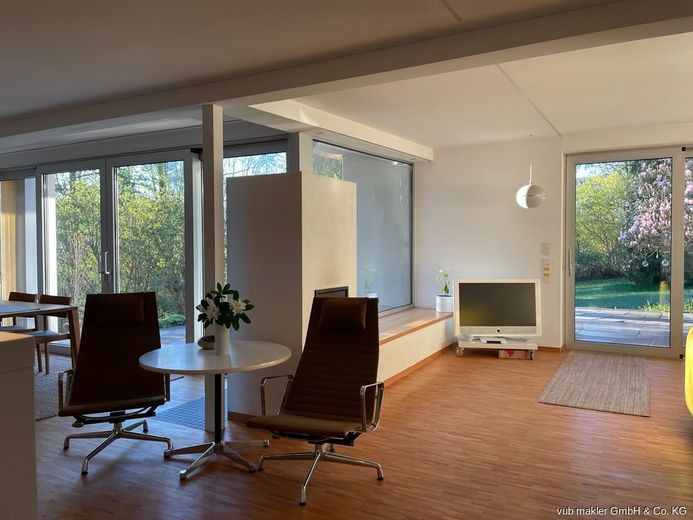 Rarität im Fichtelgebirge: Kernsanierter Bauhaus-Bungalow mit 163m² auf 7.500 m² Parkgrundstück – 16_Wohnraum-Kaminblock