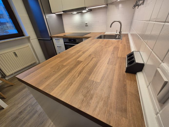 Ruhige, möblierte 1,5-Zimmer-Wohnung mit Südbalkon und TG-Stellplatz in Nürnberg-Wetzendorf – Küche