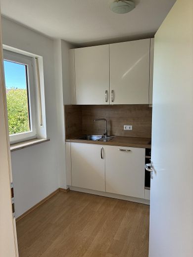 Zweizimmerwohnung in bester Lage in Hallbergmoos – Blick in die Küche