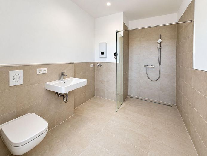 Appartamento per famiglie in un nuovo edificio! Appartamento di alta qualità con 4 locali e cucina componibile! Visita libera il 10.10.2026 – Badezimmer