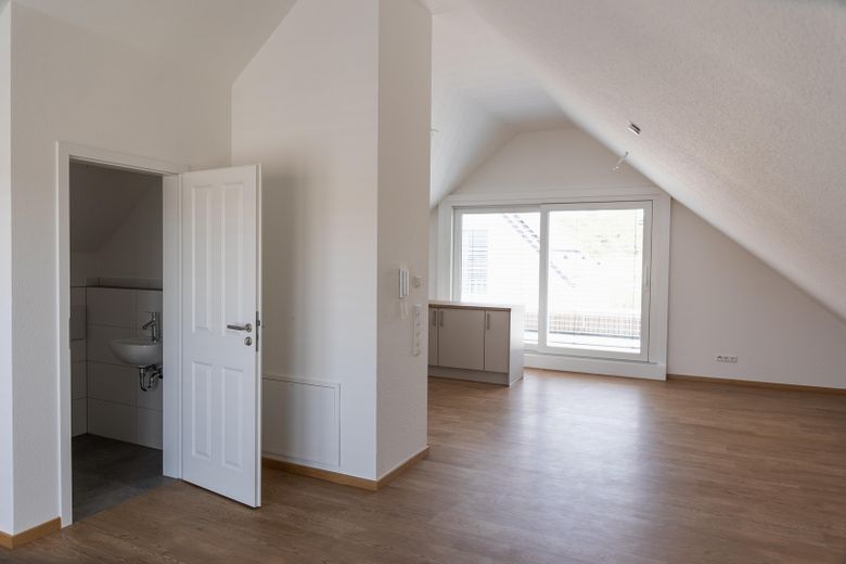 Besondere Maisonette-Wohnung (5,5 Zimmer) mit Balkon, EBK und Stellplatz – Wohnzimmer DG