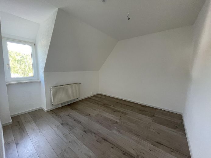 frisch renovierte 3 Zimmerwohnung mit Küche und Stellplatz – Zimmer 4 laut Grundriss