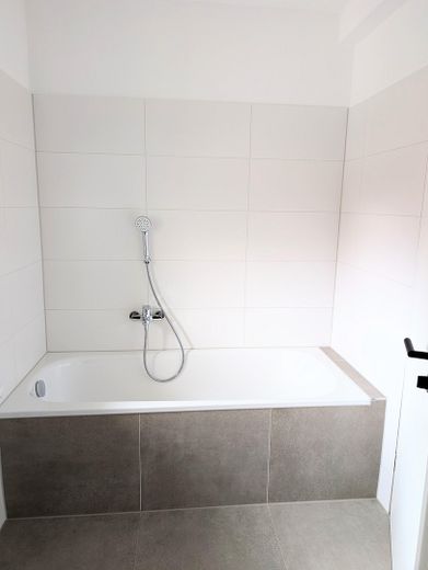 Bad mit Fenster & Badewanne