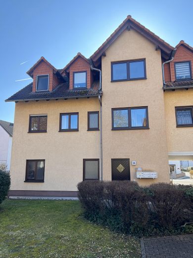 Moderne 4-Zimmer Maisonette-Wohnung mit Balkon und Tiefgarage in Nidderau Eichen – Wohnanlage hinten