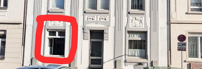 Düsseldorf-Eller’de kendine ait terası ve bahçesi bulunan büyüleyici 1 odalı eski yapı dairesi – Straßenblick mit Stukfassade