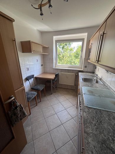 Frisch renovierte 75 m²-Wohnung mit Balkon, Aufzug & EBK in Hannover-Bothfeld-Vahrenheide – Küche