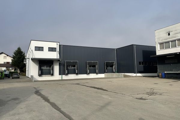 Отапливаемый логистический склад с офисом и рампами в Passau-Heining в аренду