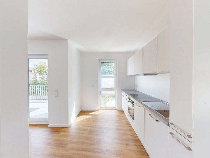 Lichtdurchflutete 3-Zimmer-Wohnung mit EINBAUKÜCHE, BALKON und 2 Bädern – Ansicht IV: Wohn- und Esszimm…