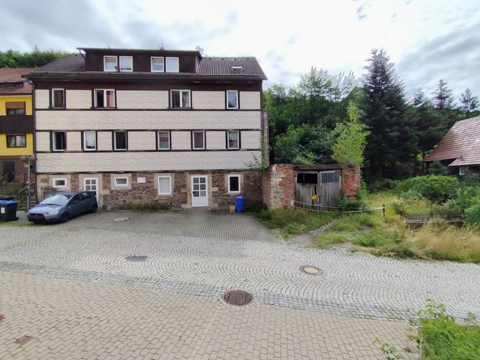 Exzellente Kapitalanlage mit Historie und stabiler Rendite: Vollvermietetes Mehrfamilienhaus in 96528 Frankenblick-Rauenstein! – Gebäudeansicht Straßenseite