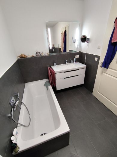 Bez prowizji! Ekskluzywne mieszkanie 2-pokojowe od strony południowej w centrum Bernau a.Chiemsee – Badezimmer