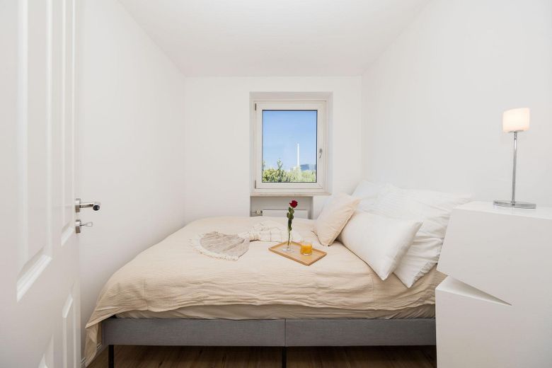 Entrate subito e sentitevi a vostro agio: appartamento ristrutturato di 1,5 locali con balcone a Bogenhausen – Das Schlafzimmer