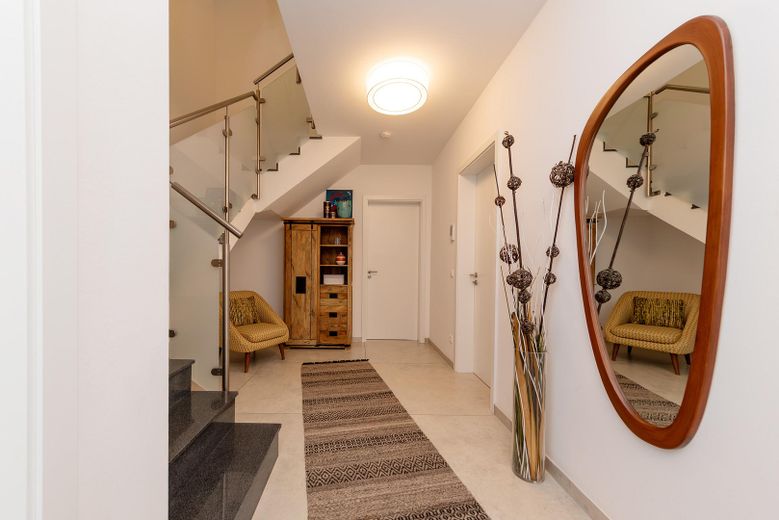 Modernes Wohnen mit Architektur, Komfort und Nachhaltigkeit – Großzügiger Eingangsbereich
