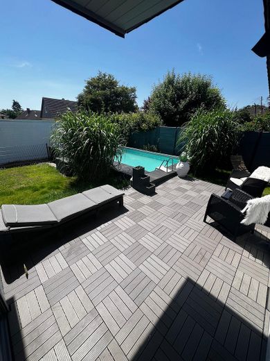 Bungalow familial de rêve avec 6,5 pièces et piscine à Wedemark – Terrasse und Pool