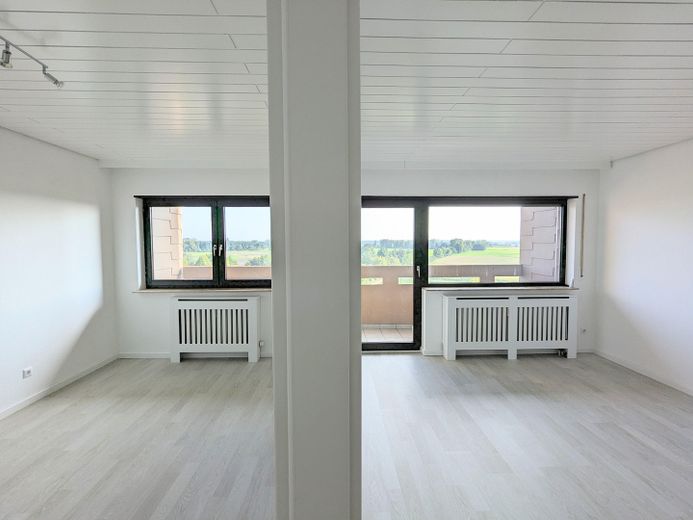Hemen taşının: Yeşilliğe uzanan rüya gibi geniş manzaralı yenilenmiş 2,5 odalı daire – Schlafzimmer - Wohnzimmer