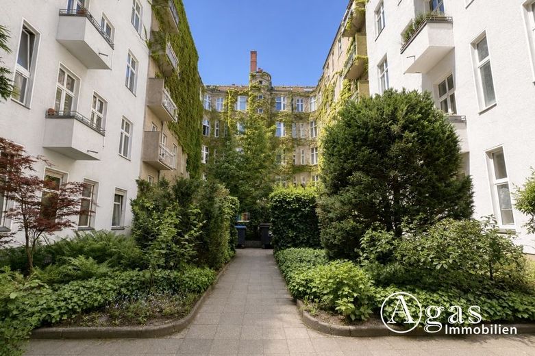 Edificio antiguo elegantemente renovado en el ala lateral - disponible para ocupar en Berlín-Schöneberg – Innenhof