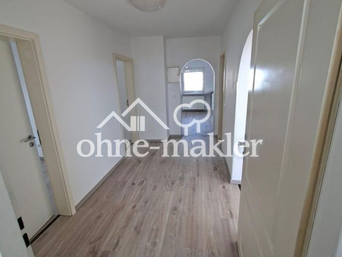 Renovierte 3-Zimmer-Dachgeschosswohnung mit Einbauküche in Erlensee – ab sofort verfügbar – Foto 1