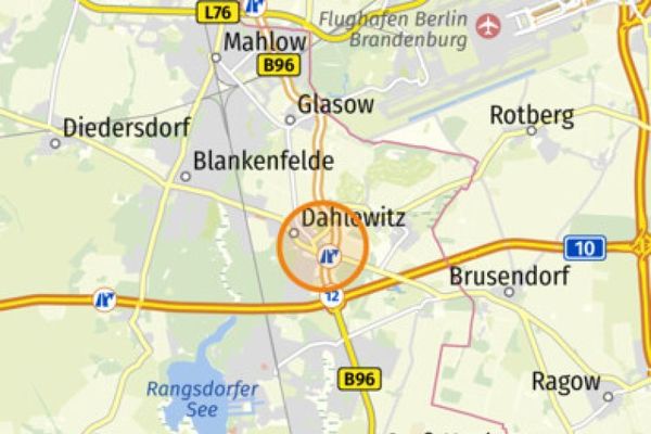 IMMOBERLIN.DE - Verkehrsgünstig positioniertes Grundstück mit Gewerbehalle nahe Flughafen BER