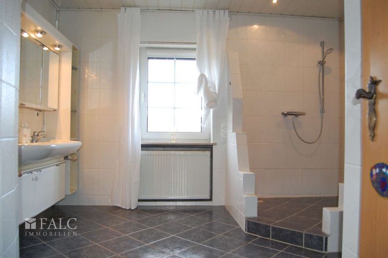 +++Großes Einfamilienhaus mit Option für Vermietung, Praxis- oder Büroräume und schönem Garten+++ – Badezimmer_1. OG