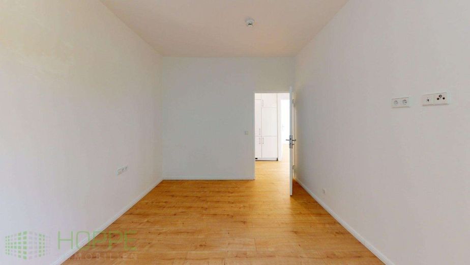 Mitte - Sofortbezug: Wohnung mit riesiger Sonnenterrasse in Gesundbrunnen (KEINE Käuferprovision) – Schlafzimmer 1 Perspektive 2