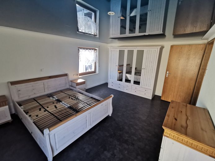 Schlafzimmer Fenster u. Balkon