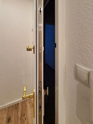 Helle 3 Zimmer Wohnung in zentraler Lage mit Balkon – Hochwertige Eingangstür