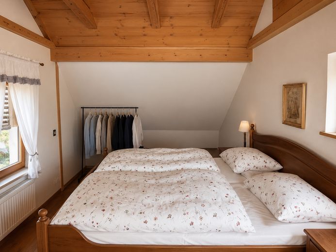 DHH+Bungalow zu Vermieten – Schlafzimmer Haupthaus