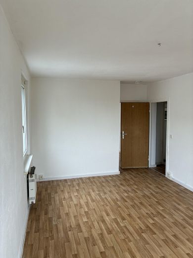 Helle, zentrumsnahe Wohnung mit Wannenbad – Wohnzimmer
