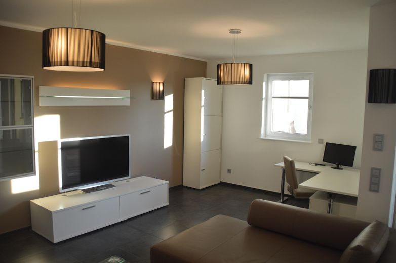 Hochwertig möblierte 2-Zimmer-Wohnung im Westend von Offenbach am Main – Wohn-und Essraum