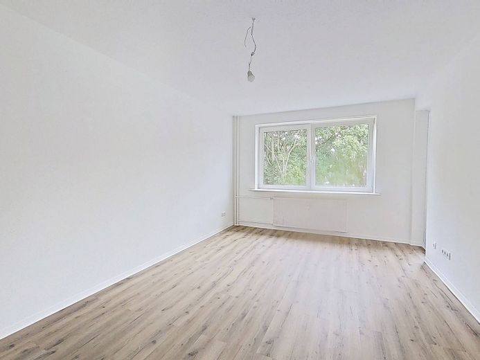 Moderne 2-Zimmer-Wohnung mit BALKON und einer durchdachten Raumaufteilung – Ansicht I: Wohn- und Esszimmer