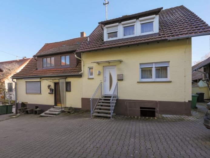 **Zwei Häuser, eine Vielzahl an Möglichkeiten – Wohnen mit großer Scheune!** – Foto 1