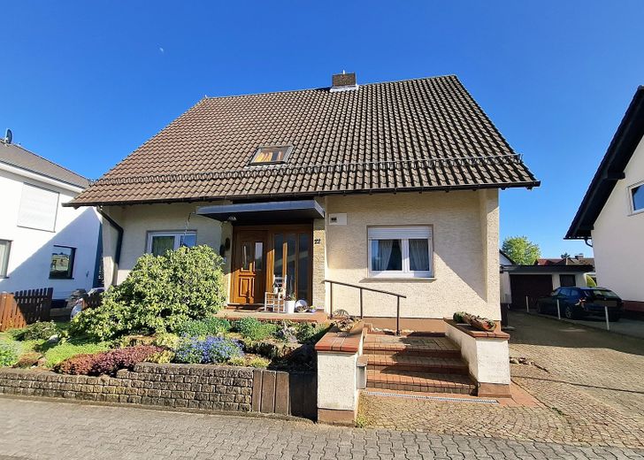 Gepflegtes Haus mit Traumgarten sucht neue Bewohner – Außenansicht Straßenseite