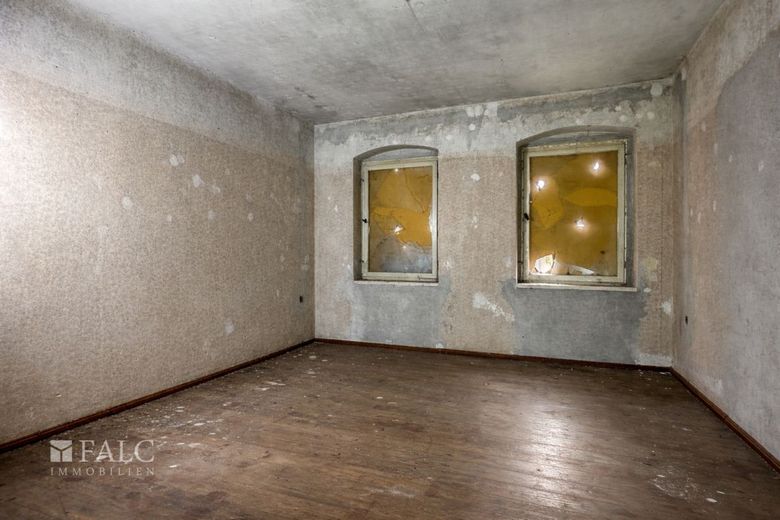 Provisionsfrei! MFH mit 308 m² für 79.500 EUR - 3 WE + DG-Ausbau + KfW-Potenzial – Schlafzimmer OG - Ist-Zustand (leergeräumt)
