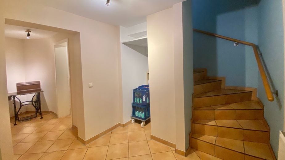 Von Privat: Energetisch modernisiertes Einfamilienhaus mit Einliegerwohnung / Mehrgenerationenhaus – Keller Treppenhaus