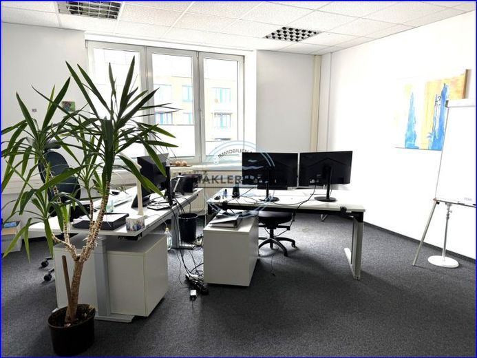 Vendesi ufficio open space in posizione centrale di alto livello. Possibilità di parcheggio disponibili – Foto 1