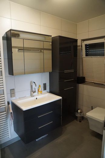 3-Zimmer Penthouse-Wohnung barrierefrei mit  Balkon, Terrasse und Loggia in Bad Camberg – Bad-WC
