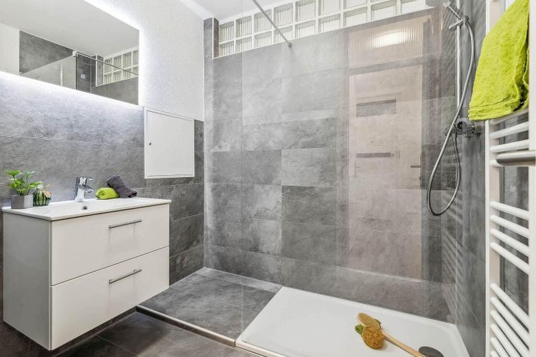 Helle und bezugsfertige Wohnung SB-Eschberg, provisionsfrei vom Eigentümer – Bad mit Dusche