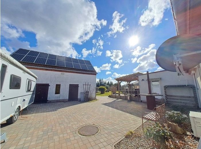 modernes Einfamilienhaus mit Einbaupool zu verkaufen – Innenhof