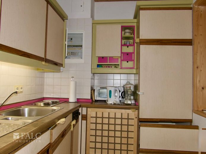 Einfach Mehr: Gepflegte Nichtraucher-2-Zimmer-Wohnung, möbiliert, TG, Aufzug, Süd-Loggia-Balkon. – Kochen, EBK inklusive