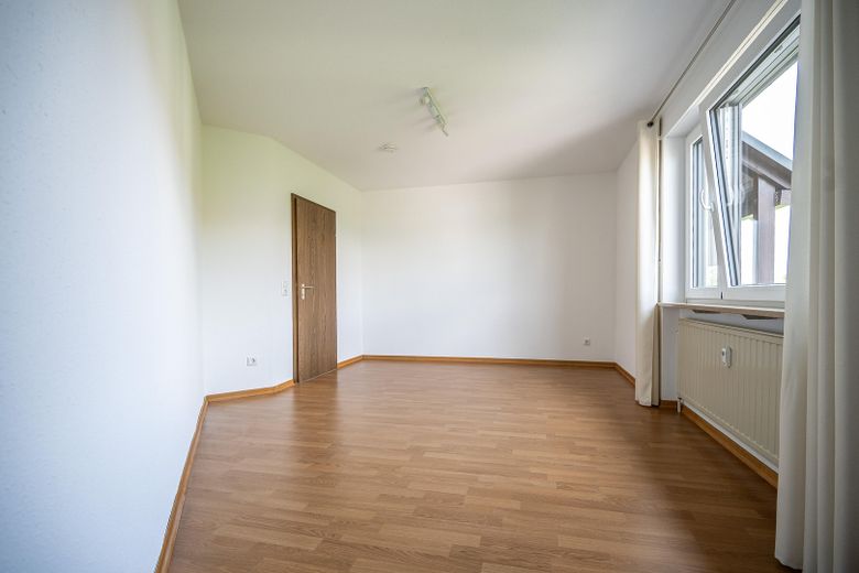 Lichtdurchfluteter Wohnkomfort in Uni-Bestlage – 90 m² mit 3 Balkonen & TG-Stellplatz – Büro/Kinderzimmer