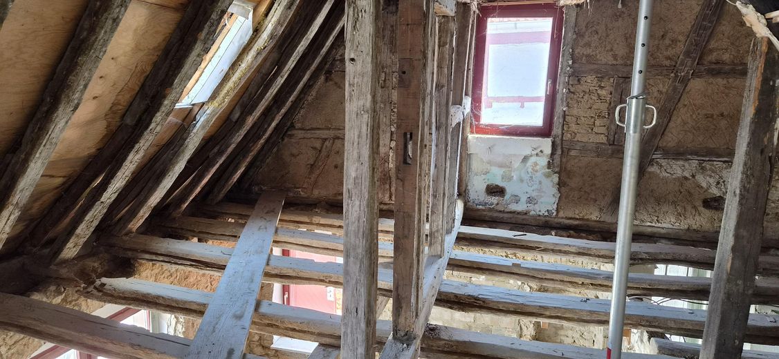 Sanierungsprojekt mit Geschichte: Raum für Ihre Wohnträume & Werkstatt in 67591 Wachenheim – Entkerntes OG des Hauses