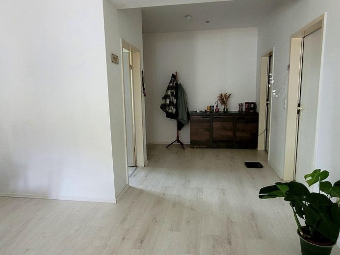 Accesible: cuidado apartamento de 2 habitaciones en planta baja – Wohn- & Esszimmer / Flur