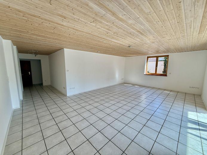 Barrierefreie Erdgeschosswohnung mit großem Garten & Terrasse in Wesseling-Keldenich – geräumiges Wohnzimmer