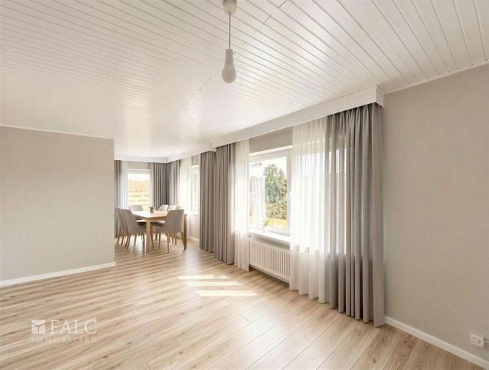 Gepflegter Bungalow mit Keller und Garage in toller Lage von Stade – Wohn- und Esszimmer  - (KI generiert)