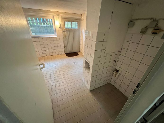 PROVISIONSFREI: Charmantes EFH in zentraler, ruhiger Anliegerstraße – Waschküche mit Außentür