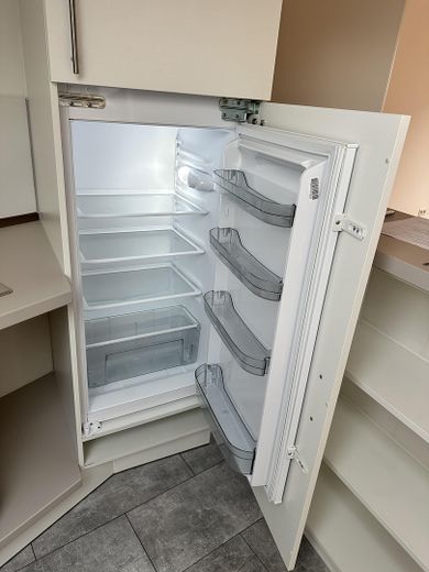 Bright 2-room attic apartment with fitted kitchen in a central location – Küche